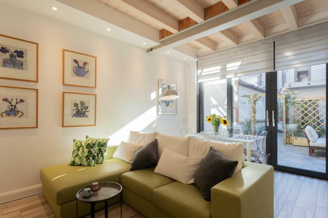 White With Private Terrace By Rent All Côme