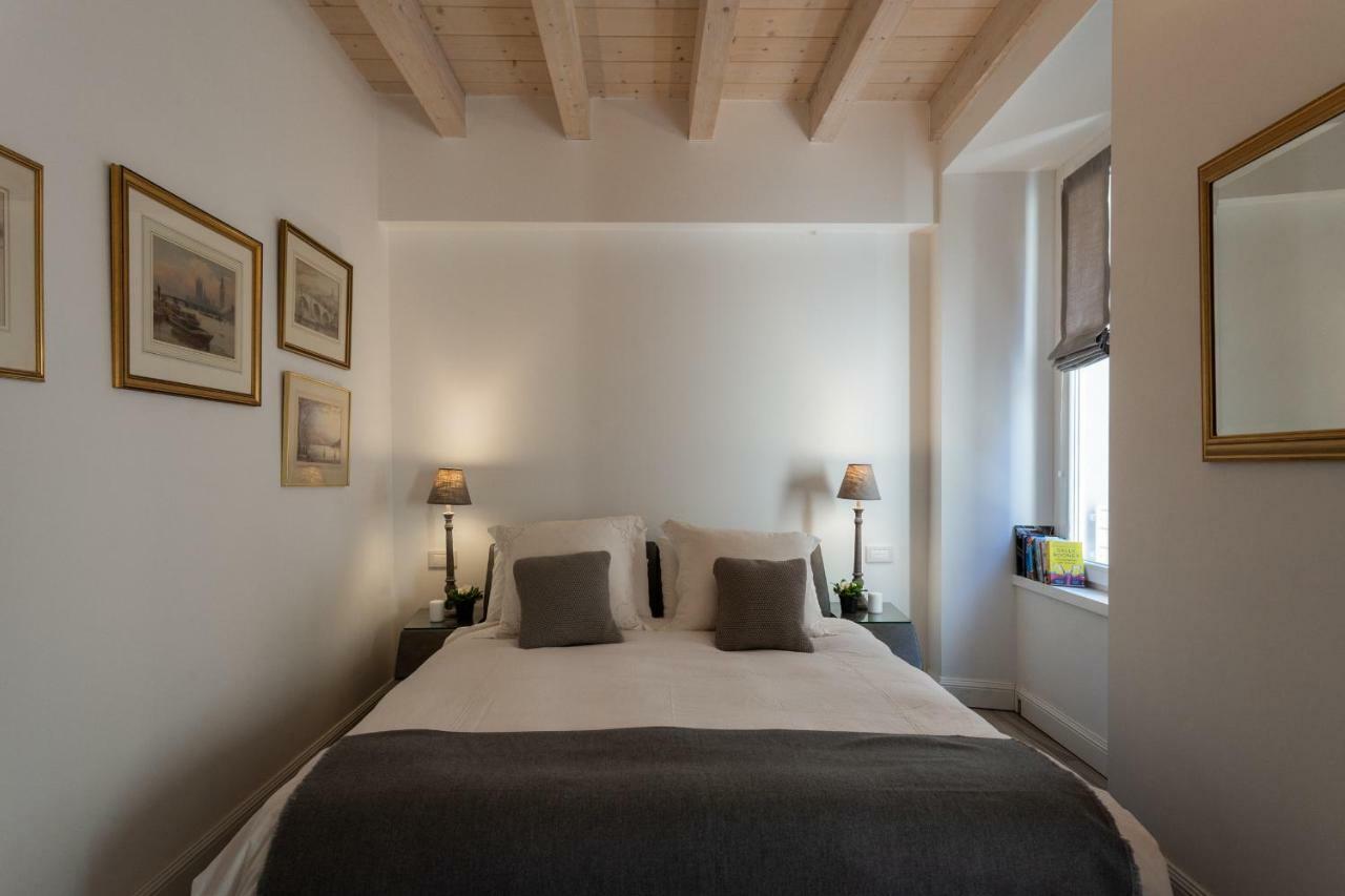 White With Private Terrace By Rent All Côme